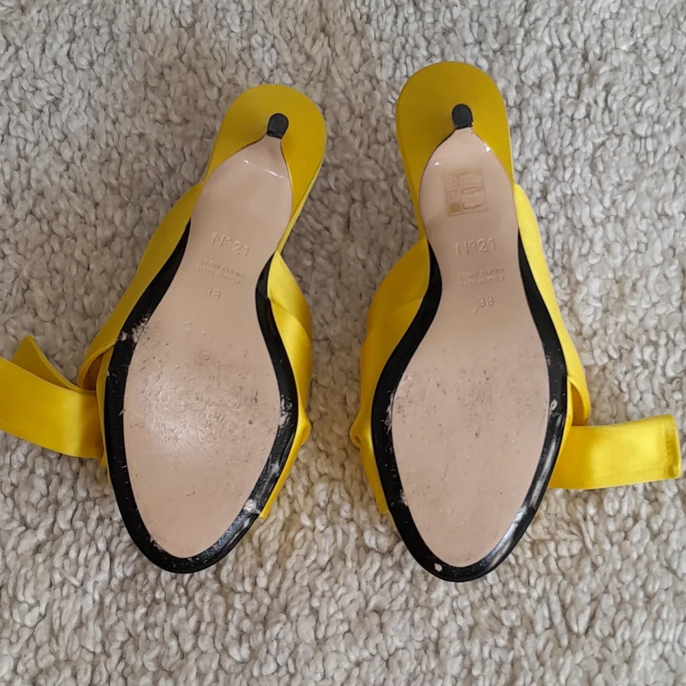 No 21 YELLOW SATIN Kitten Heels Size 7 - Picture 12 of 16